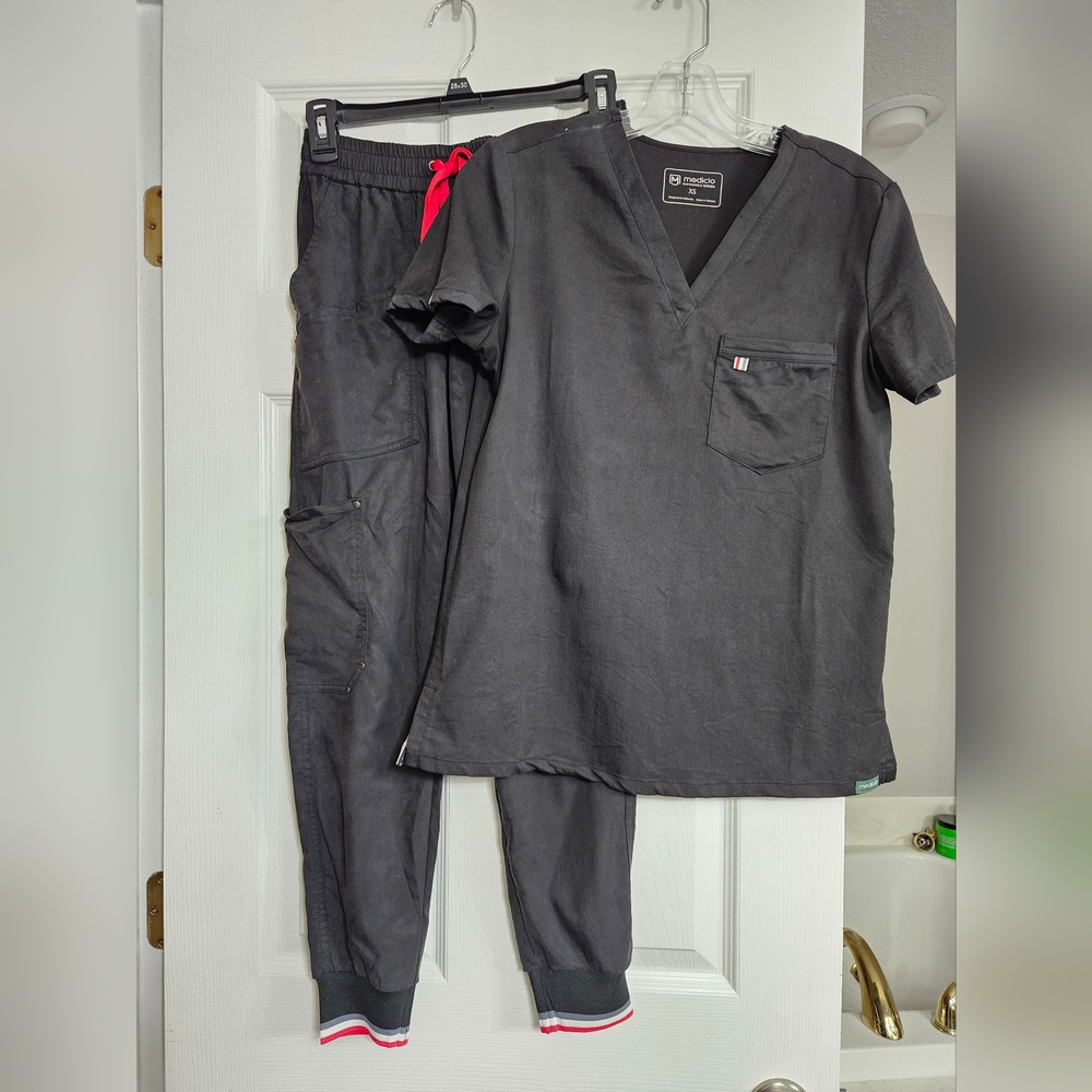 MEDICLO BLACK Women's Scrub Set XS (Joggers Petite Length) EUC - Picture 11 of 16